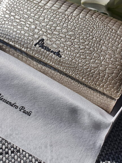 Skórzany srebrny portfel damski