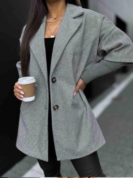 Płaszczyk damski ze sweterkowymi rękawami szary