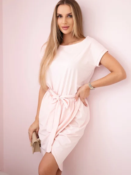 Sukienka wiązana z kopertowym dołem pudrowym róż