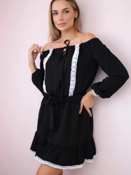 Sukienka z odkrytymi ramionami i koronką czarna