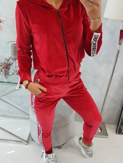 Komplet welurowy z ozdobnymi taśmami czerwony