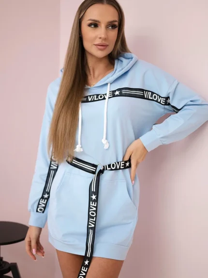 Sukienka zdobiona taśmą z napisami błękitna