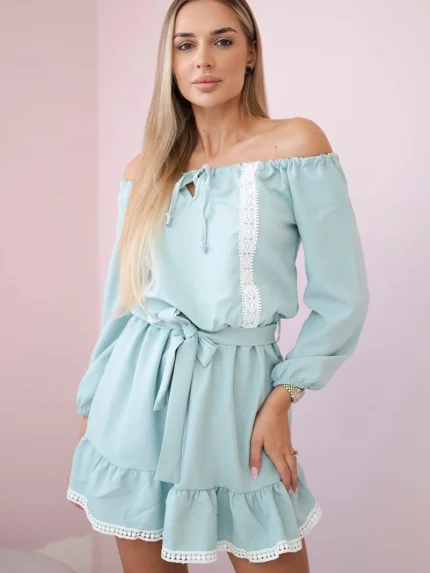 Sukienka z odkrytymi ramionami i koronką ciemno miętowa