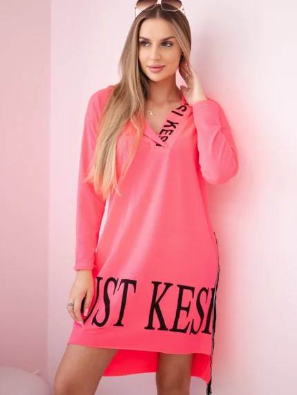 Sukienka z kapturem i nadrukiem różowy neon