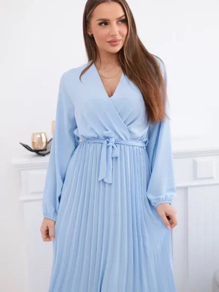 Sukienka wiązana z plisowanym dołem niebieska