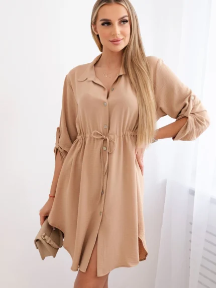 Sukienka z zapięciem na guziki i wiązaniem w talii camelowa