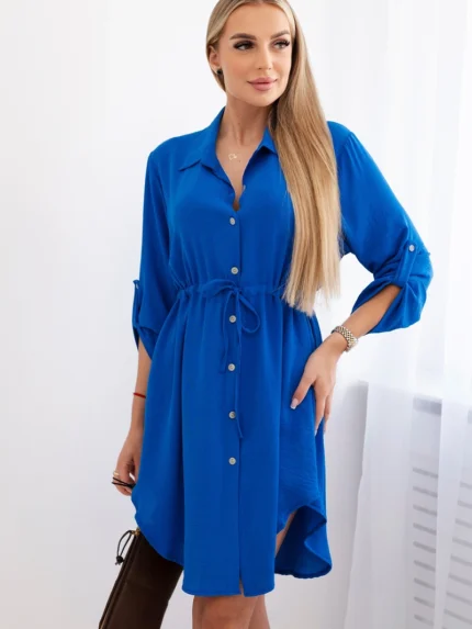 Sukienka z zapięciem na guziki i wiązaniem w talii chabrowa