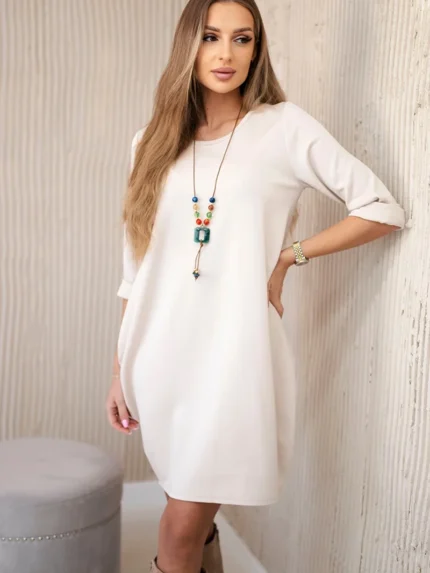 Sukienka z wisiorkiem masełko beżowa