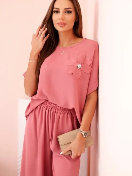 Komplet damski z wiskozy z ozdobnym kwiatem i szerokimi spodniami ciemny różowy