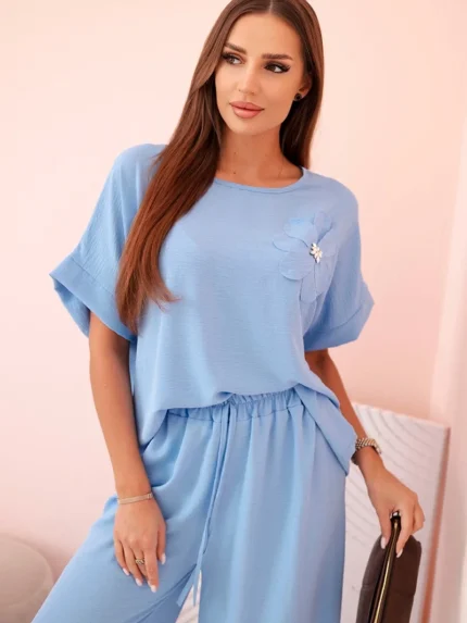 Komplet damski z wiskozy z ozdobnym kwiatem i szerokimi spodniami niebieski