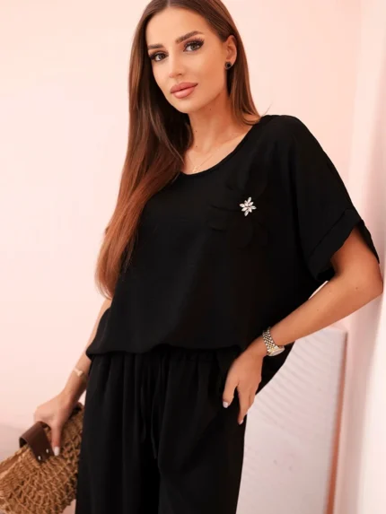 Komplet damski z wiskozy z ozdobnym kwiatem i szerokimi spodniami czarny