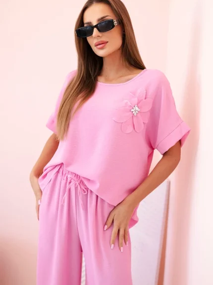 Komplet damski z wiskozy z ozdobnym kwiatem i szerokimi spodniami jasny różowy