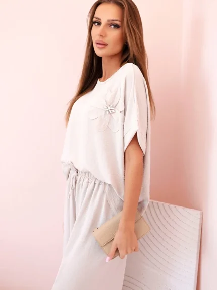 Komplet damski z wiskozy z ozdobnym kwiatem i szerokimi spodniami ciemny beżowy