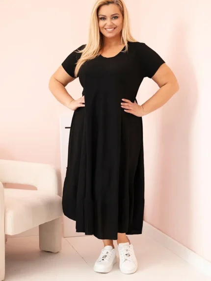 Sukienka damska plus size z krótkim rękawem i falbaną z lekkiej wiskozy czarna
