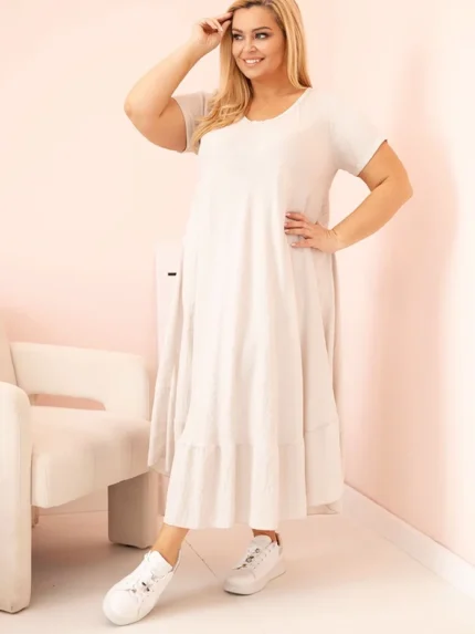 Sukienka damska plus size z krótkim rękawem i falbaną z lekkiej wiskozy beżowa