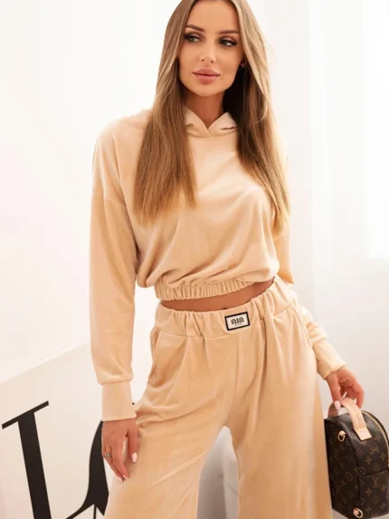 Komplet dresowy damska z weluru z szerokimi nogawkami i bluzą z kapturem beżowy