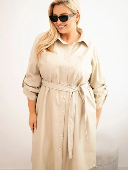 Sukienka damska z eko-skóry Plus Size z paskiem i kołnierzykiem beżowa