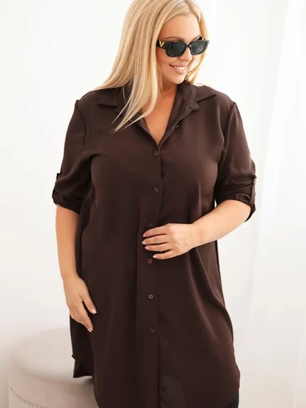 Sukienka damska koszulowa Plus Size z dłuższym tyłem i podwijanym rękawem brązowa