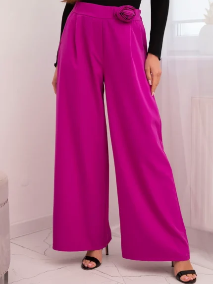 Spodnie damskie eleganckie z szeroką nogawką i ozdobnym kwiatem ciemno fioletowe