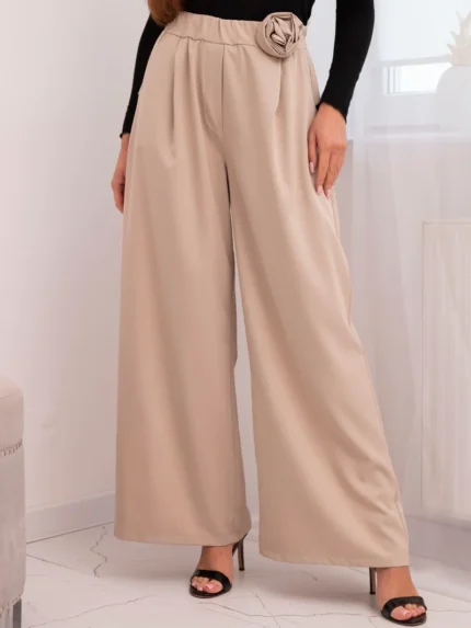 Spodnie damskie eleganckie z szeroką nogawką i ozdobnym kwiatem beżowe