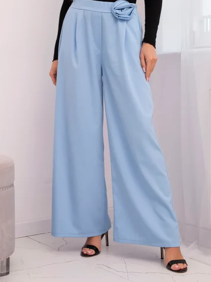 Spodnie damskie eleganckie z szeroką nogawką i ozdobnym kwiatem niebieskie