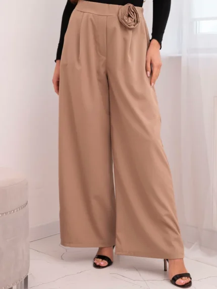 Spodnie damskie eleganckie z szeroką nogawką i ozdobnym kwiatem fango