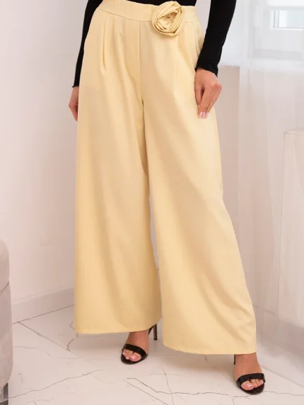Spodnie damskie eleganckie z szeroką nogawką i ozdobnym kwiatem żółte
