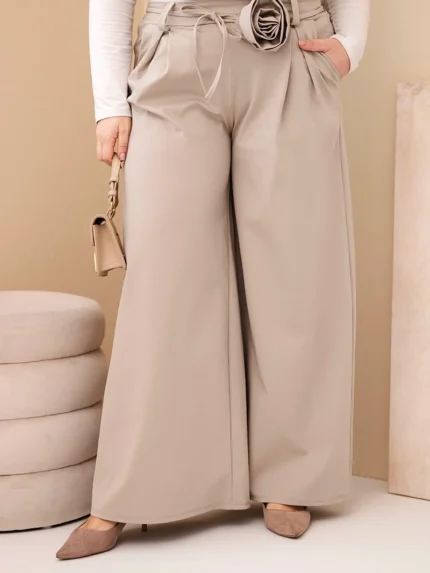 Spodnie damskie Plus Size z szeroką nogawką i ozdobnym kwiatem w talii beżowe