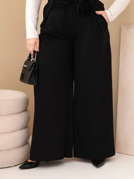 Spodnie damskie Plus Size z szeroką nogawką i ozdobnym kwiatem w talii czarne