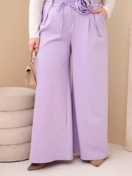 Spodnie damskie Plus Size z szeroką nogawką i ozdobnym kwiatem w talii fioletowe