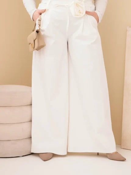 Spodnie damskie Plus Size z szeroką nogawką i ozdobnym kwiatem w talii ecru