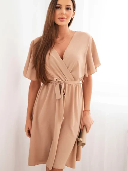 Sukienka z przekładanym dekoltem jasno camelowa