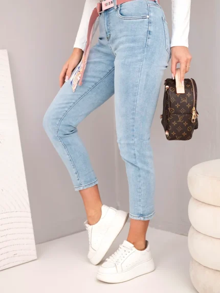 Spodnie damskie jeansowe z wysokim stanem i paskiem