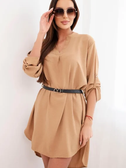 Sukienka z dłuższym tyłem i paskiem jasno camelowa
