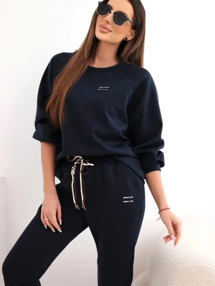 Komplet damski masełkowy z wiskozy z bluzą i spodniami granatowy