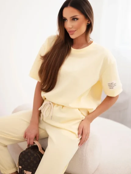 Komplet damski z wiskozy masełko z krótkim rękawem i spodniami żółty