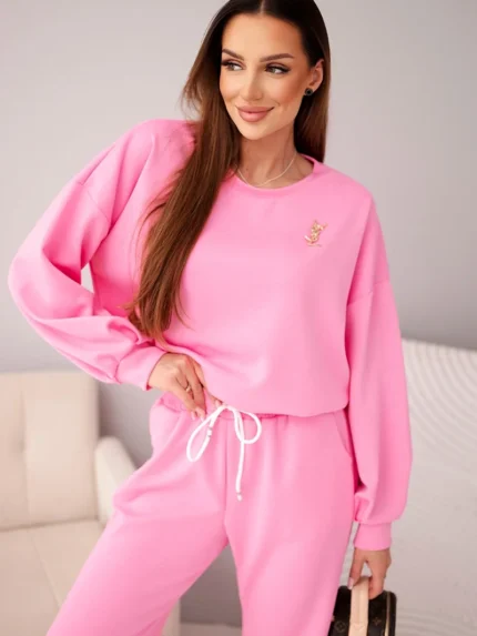 Komplet damski masełko bluza z broszką i spodnie z prostą nogawką jasno różowy