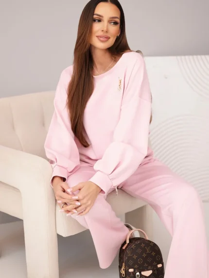 Komplet damski masełko bluza z broszką i spodnie z prostą nogawką ciemny pudrowy róż