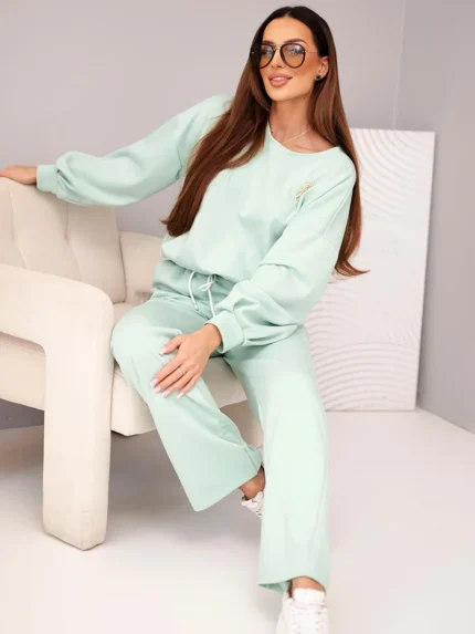 Komplet damski masełko bluza z broszką i spodnie z prostą nogawką ciemny miętowy