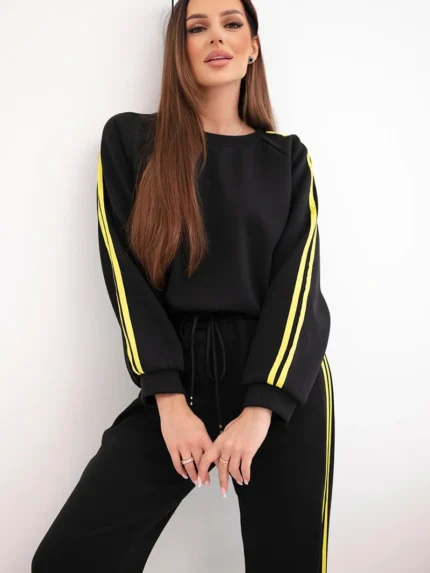 Komplet dresowy damski Masełko z lampasami i luźną bluzą czarny