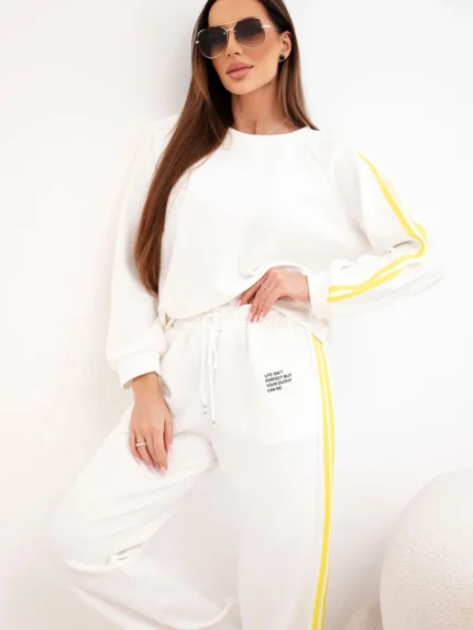 Komplet dresowy damski Masełko z lampasami i luźną bluzą biały