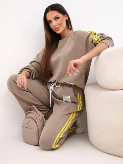 Komplet dresowy damski Masełko z lampasami i luźną bluzą fango