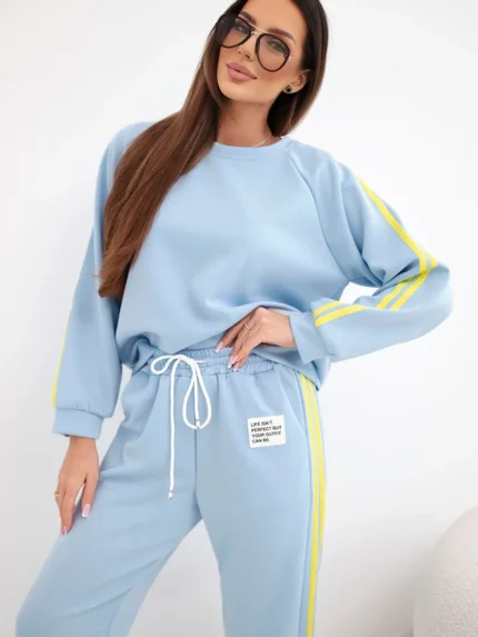 Komplet dresowy damski Masełko z lampasami i luźną bluzą niebieski