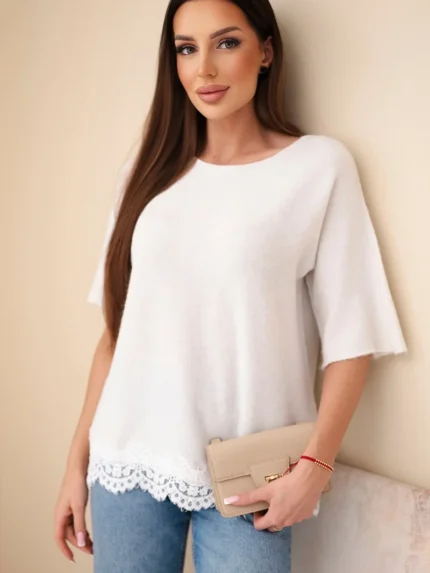Sweter damski z krótkim rękawem i koronką beżowy