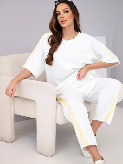 Komplet damski masełkowy z wiskozy bluza i spodnie z lampasami biały