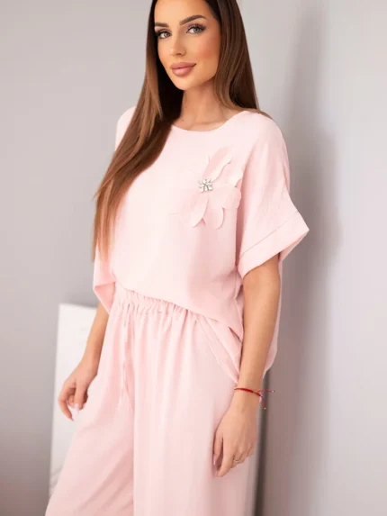 Komplet damski z wiskozy z ozdobnym kwiatem i szerokimi spodniami pudrowy róż