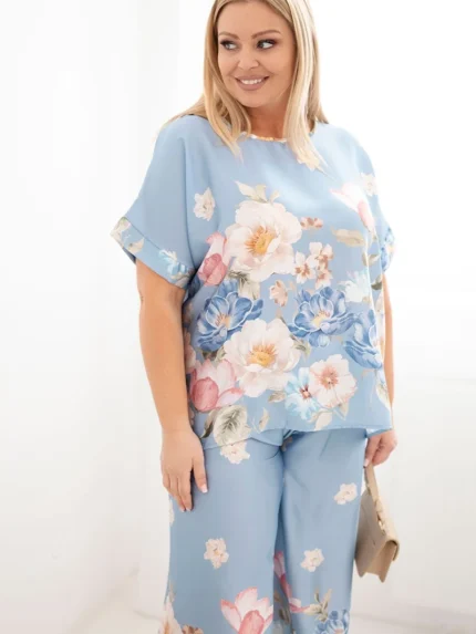 Komplet damski Plus Size z bluzką i spodniami w kwiaty z szeroką nogawką niebieski